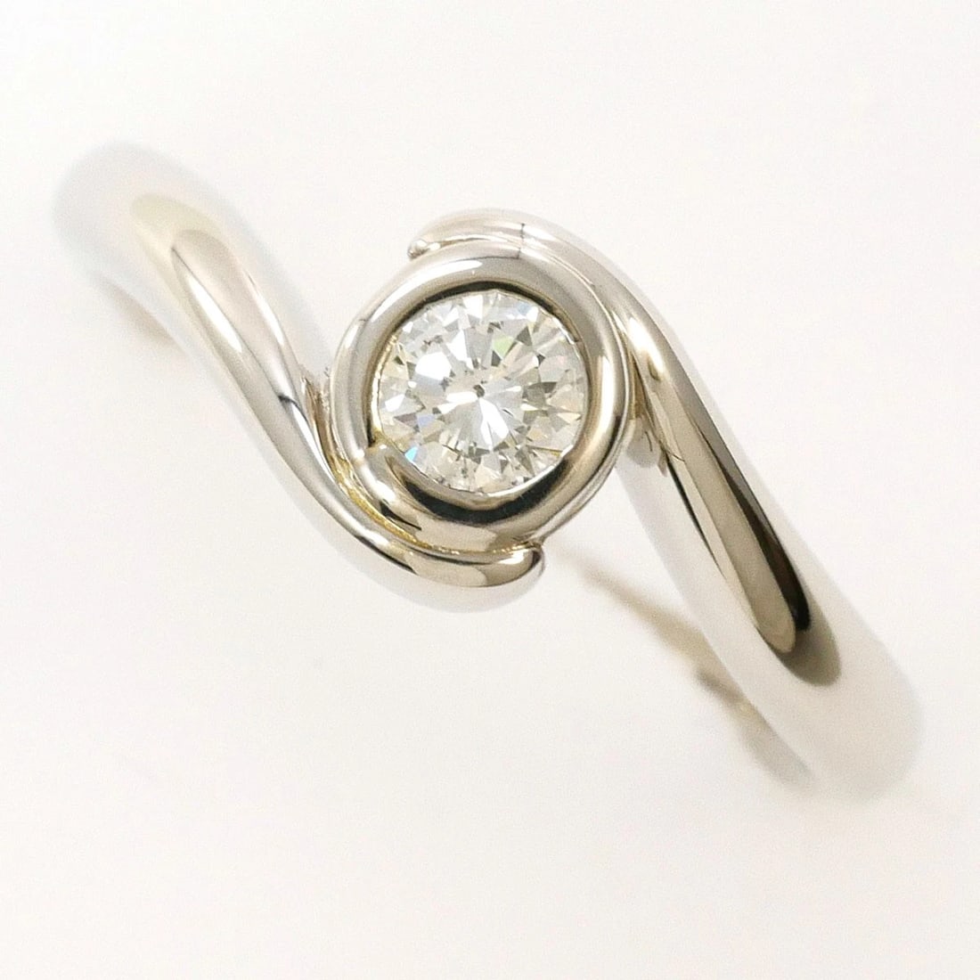 PT900 PLATINUM RING DIAMOND: PT900 Platinum Ring Diamond Brand: No Brand Type/Style: Ring Material: PT900 Platinum, Main Stone/Creation Diamond Color: Silver Size: US6 Accessories: None Accessories Notice: When purchasing