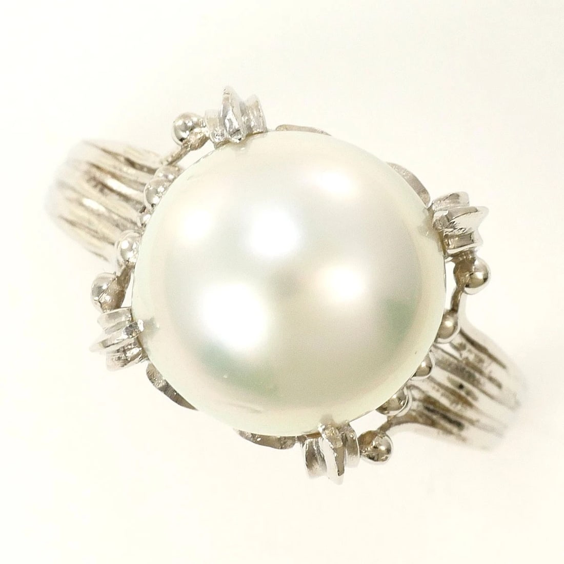 PT900 PLATINUM RING PEARL: PT900 Platinum Ring Pearl Brand: No Brand Type/Style: Ring Material: PT900 Platinum, Main Stone/Creation Cultured Pearl Color: Silver Size: US6 Accessories: None Accessories Notice: When purchasing