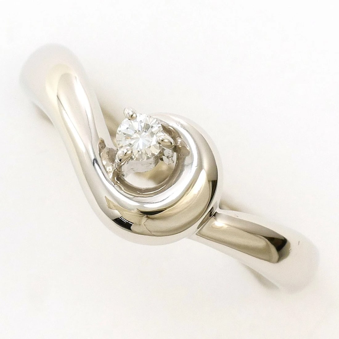 PT900 PLATINUM RING DIAMOND: PT900 Platinum Ring Diamond Brand: No Brand Type/Style: Ring Material: PT900 Platinum, Main Stone/Creation Diamond Color: Silver Size: US 5 3/8 Accessories: None Accessories Notice: When purchasing