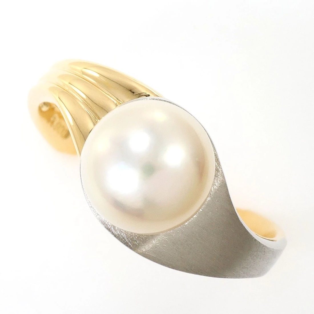 PT900 PLATINUM K18 RING PEARL: PT900 Platinum K18 Ring Pearl Brand: No Brand Type/Style: Ring Material: PT900 Platinum K18, Main Stone/Creation Cultured Pearl Color: Silver Size: US7 Accessories: None Accessories Notice