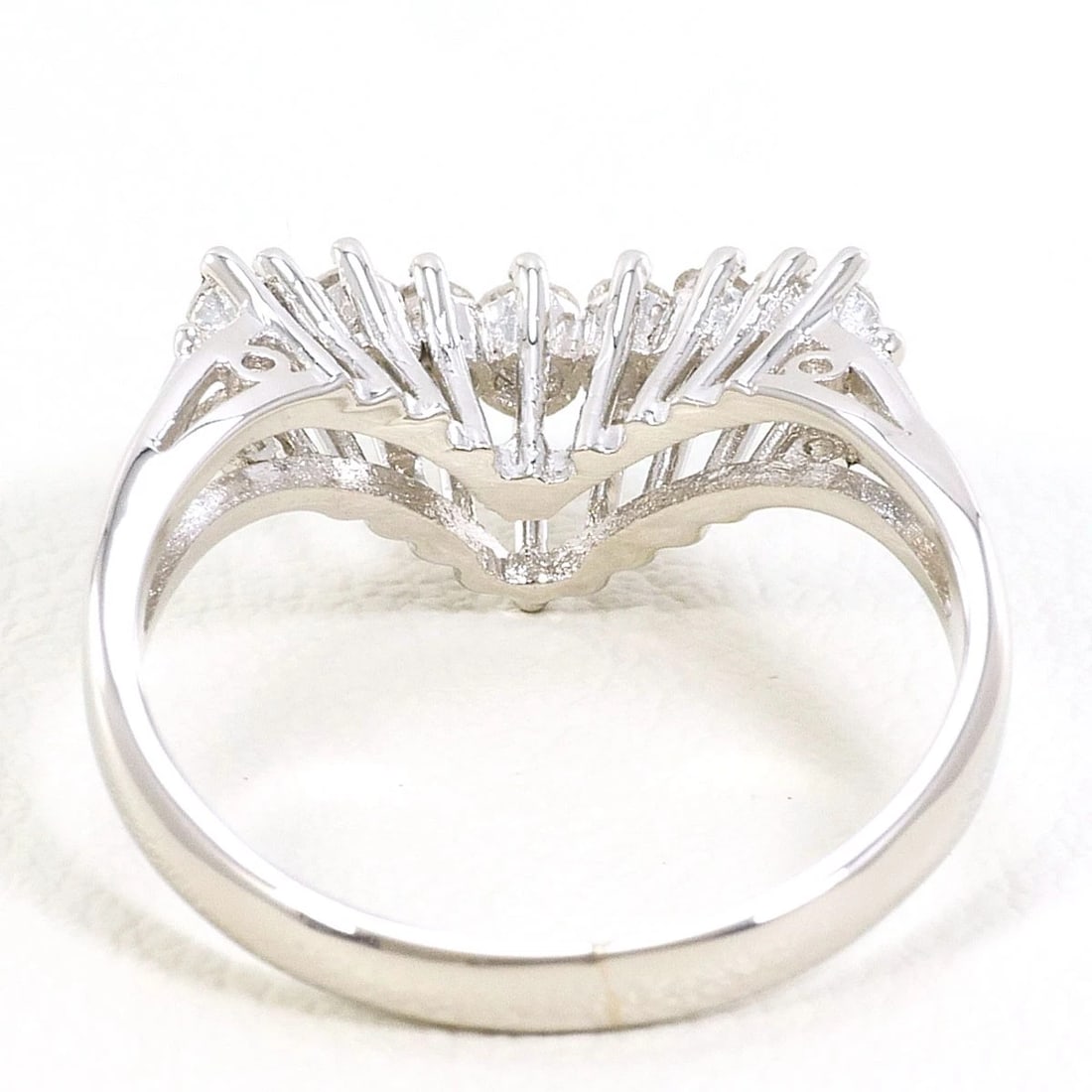 PT900 PLATINUM RING DIAMOND: PT900 Platinum Ring Diamond Brand: No Brand Type/Style: Ring Material: PT900 Platinum, Main Stone/Creation Diamond Color: Silver Size: US 5 1/4 Accessories: None Accessories Notice: When purchasing