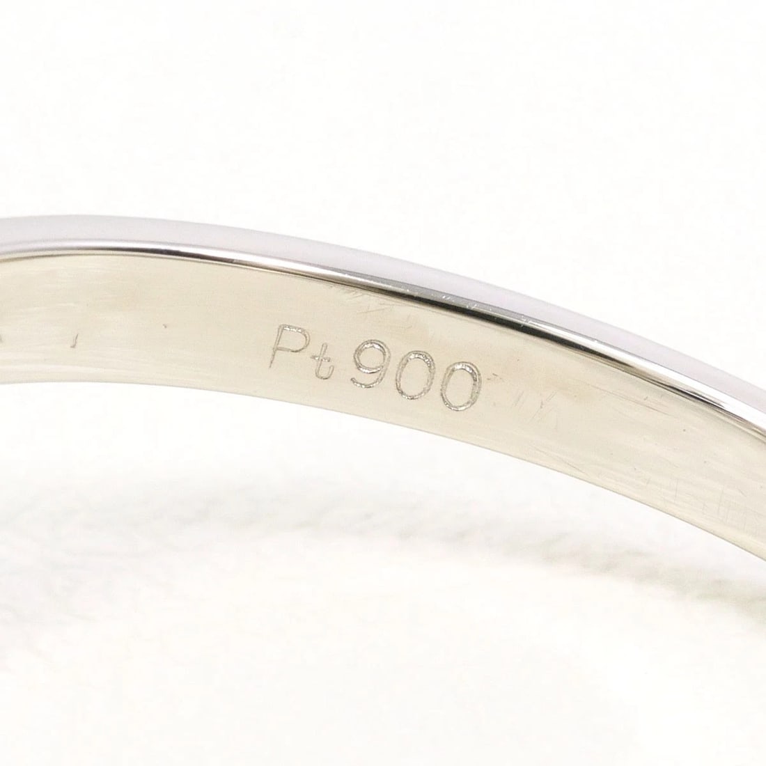 PT900 PLATINUM RING DIAMOND: PT900 Platinum Ring Diamond Brand: No Brand Type/Style: Ring Material: PT900 Platinum, Main Stone/Creation Diamond Color: Silver Size: US 6 1/4 Accessories: None Accessories Notice: When purchasing