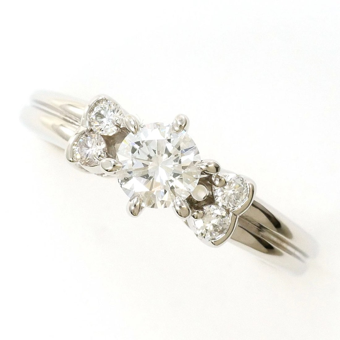 PT900 PLATINUM RING DIAMOND: PT900 Platinum Ring Diamond Brand: No Brand Type/Style: Ring Material: PT900 Platinum, Main Stone/Creation Diamond Color: Silver Size: US 5 1/2 Accessories: None Accessories Notice: When purchasing