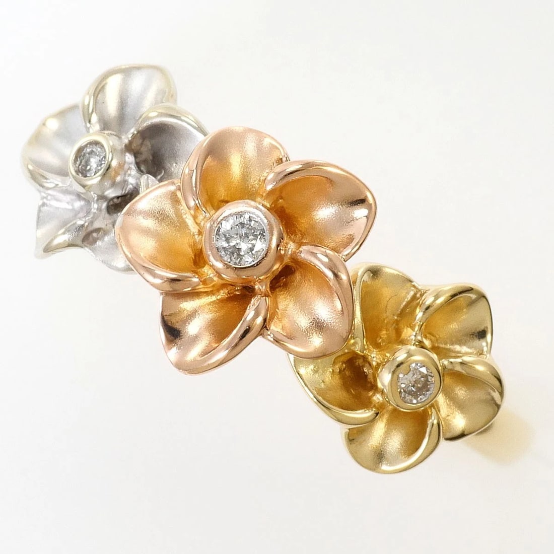 14K GOLD RING DIAMOND: 14K Gold Ring Diamond Brand: No Brand Type/Style: Ring Material: 14k gold, Main Stone/Creation Diamond Color: Gold Size: US 7 7/8 Accessories: None Accessories Notice: When purchasing pre-owned