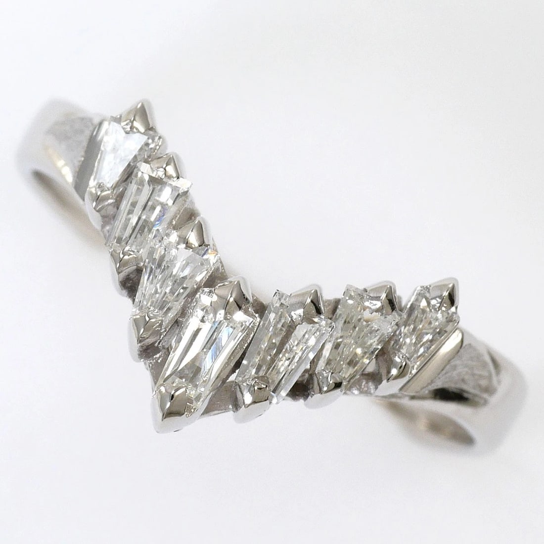 PM900 PLATINUM RING DIAMOND: Pm900 Platinum Ring Diamond Brand: No Brand Type/Style: Ring Material: Pm900 Platinum, Main Stone/Creation Diamond Color: Silver Size: US 7 1/2 Accessories: None Accessories Notice: When purchasing