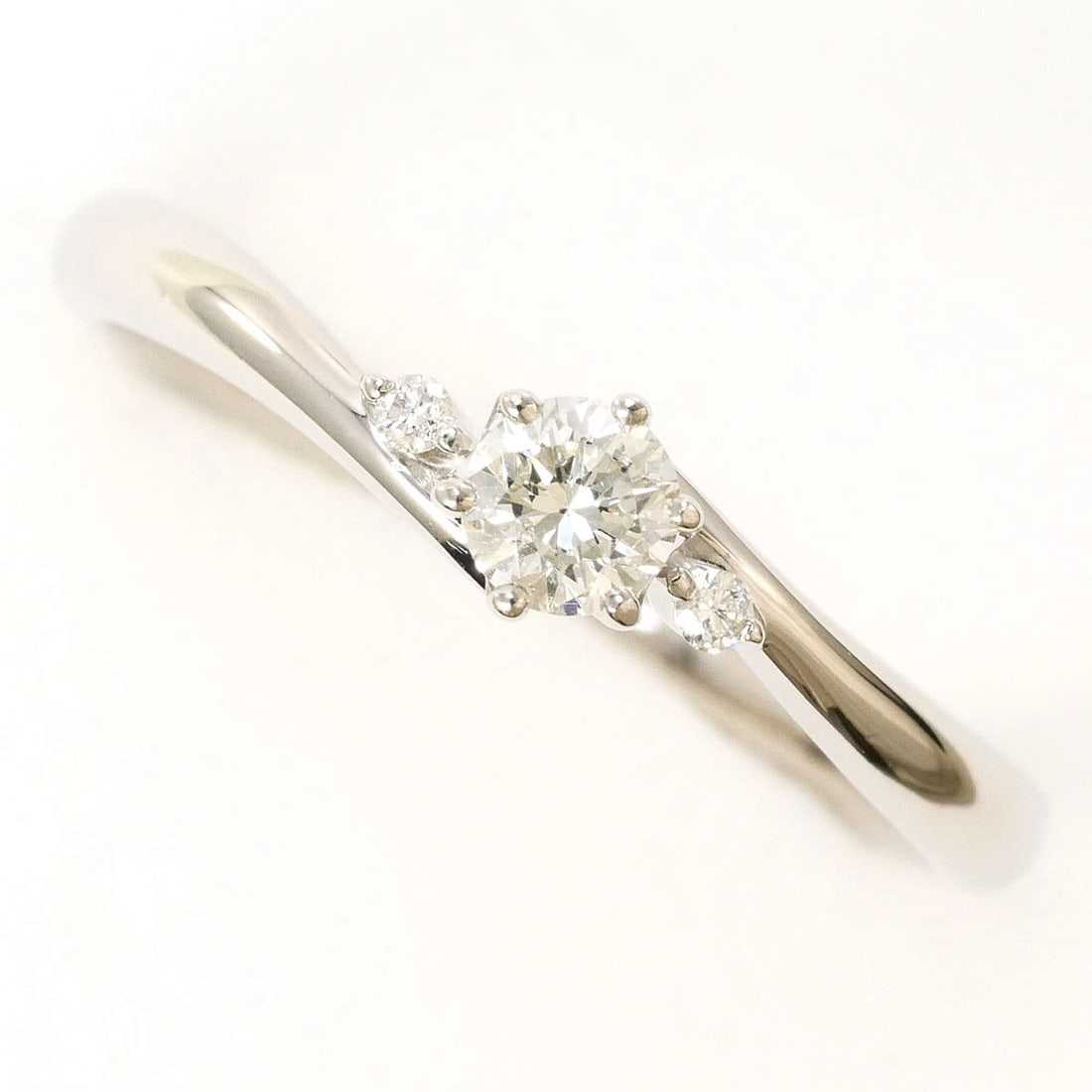 PT900 PLATINUM RING DIAMOND: PT900 Platinum Ring Diamond Brand: No Brand Type/Style: Ring Material: PT900 Platinum, Main Stone/Creation Diamond Color: Silver Size: US 5 1/8 Accessories: None Accessories Notice: When purchasing