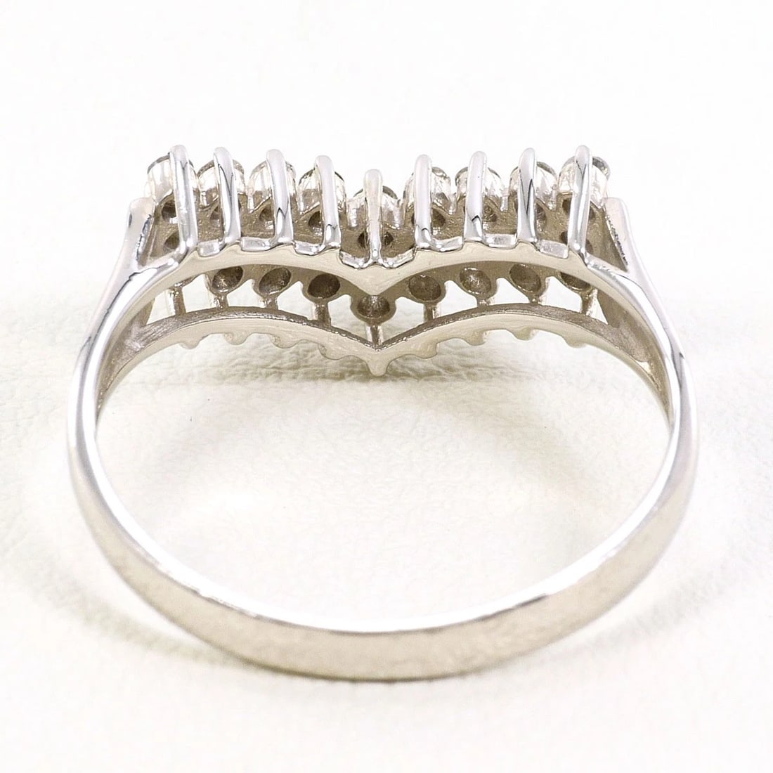 PT900 PLATINUM RING DIAMOND: PT900 Platinum Ring Diamond Brand: No Brand Type/Style: Ring Material: PT900 Platinum, Main Stone/Creation Diamond Color: Silver Size: US 7 1/4 Accessories: None Accessories Notice: When purchasing
