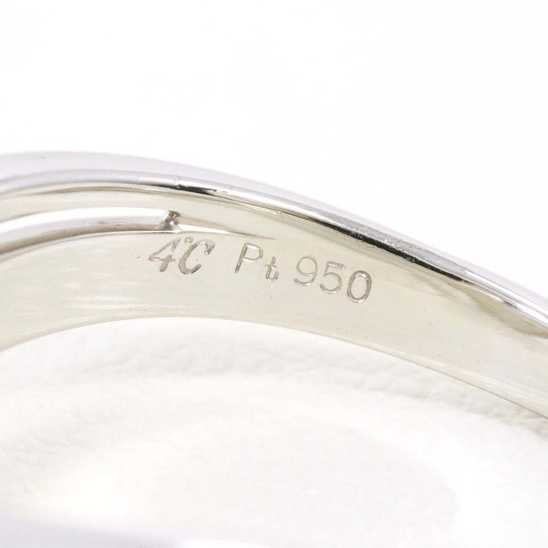 4? PT950 PLATINUM RING - 4