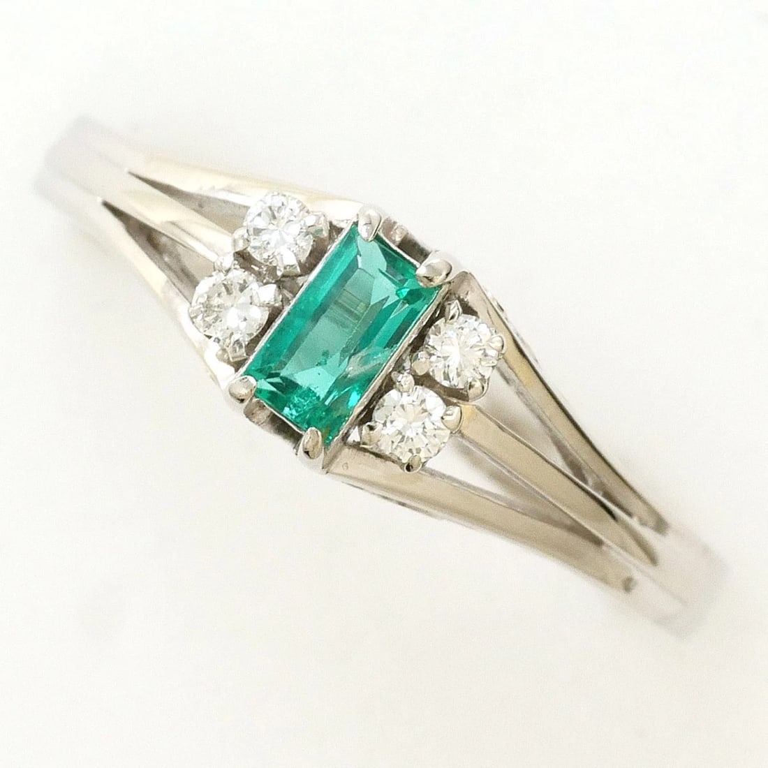 PT900 PLATINUM RING EMERALD: PT900 Platinum Ring Emerald Brand: No Brand Type/Style: Ring Material: PT900 Platinum, Main Stone/Creation Emerald Color: Silver Size: US7 Accessories: None Accessories Notice: When purchasing