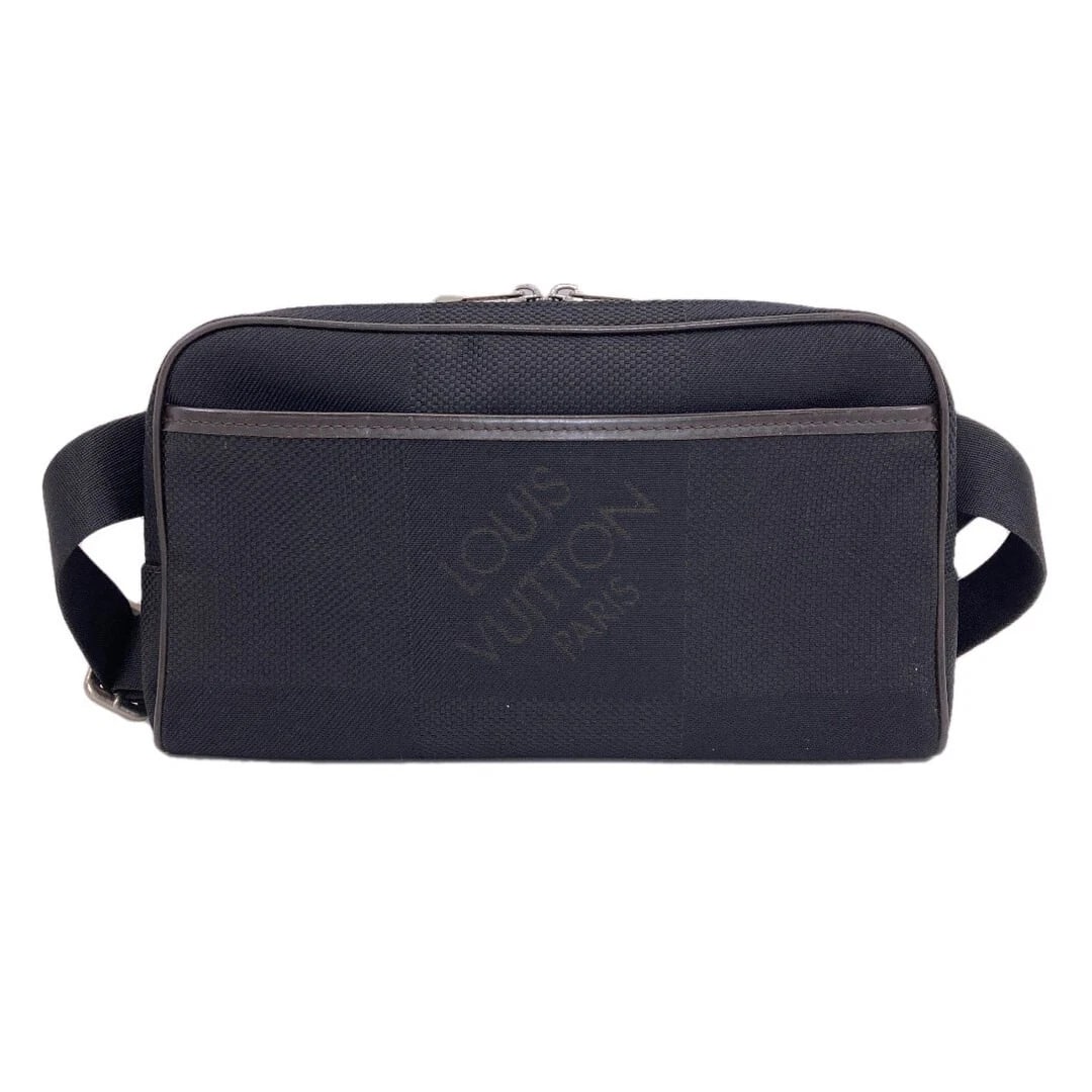 LOUIS VUITTON BODY BAG CANVAS BLACK: Louis Vuitton Body Bag Canvas Black Brand: LOUIS VUITTON Type/Style: Bag Material: Canvas Color: Black/Black Size: Approximately 15.5 cm (6.1 in) (Height) x 26-27.5 cm (10.2-10.8 in) (Width) x 4 cm