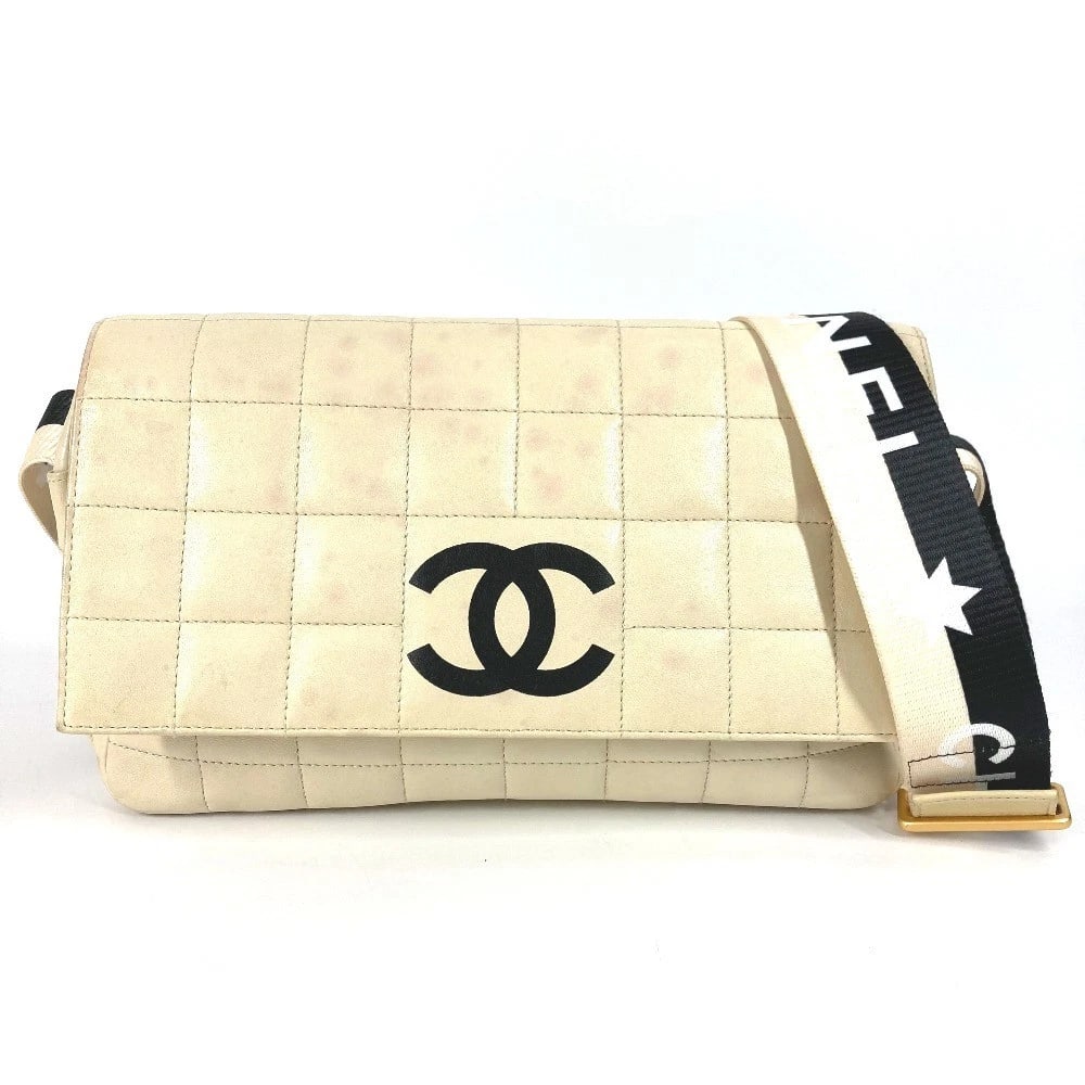 CHANEL CC CC MARK CHOCOLATE BAR BICOLOR CROSSBODY BAG: CHANEL CC CC Mark Chocolate Bar Bicolor Crossbody Bag Brand: CHANEL Type/Style: Shoulder Bag Material: Leather Color: white / Black Size: W9.4?H6.1?D2.6inch / W24cm?H15.5cm?D6.5cm Accessories: None