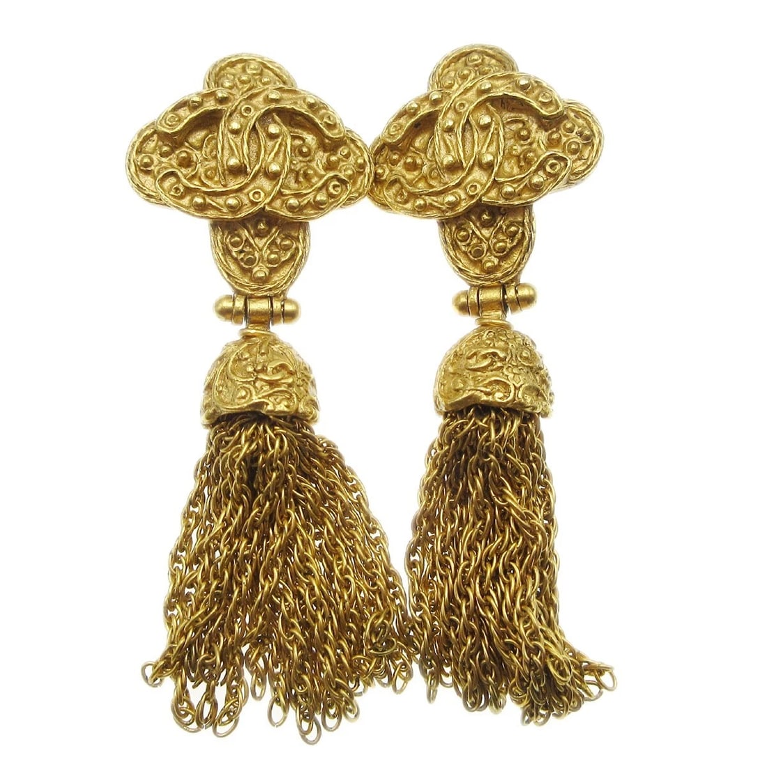 CHANEL FRINGE DANGLE EARRINGS CLIP-ON GOLD: Chanel Fringe Dangle Earrings Clip-On Gold Brand: Chanel Type/Style: Earrings Material: Gold-plated, Color: Gold Size: W 2.8 x H 7.6 cm Accessories: None Accessories Notice: When purchasing pre-owned