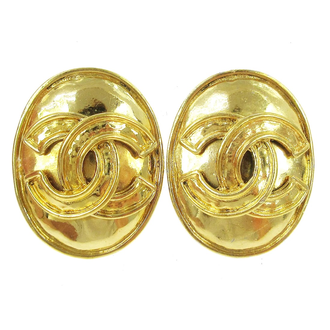 CHANEL OVAL EARRINGS CLIP-ON GOLD: Chanel Oval Earrings Clip-On Gold Brand: Chanel Type/Style: Earrings Material: Gold-tone, Color: Gold Size: W 2.5 x H 3.0 cm Accessories: None Accessories Notice: When purchasing pre-owned