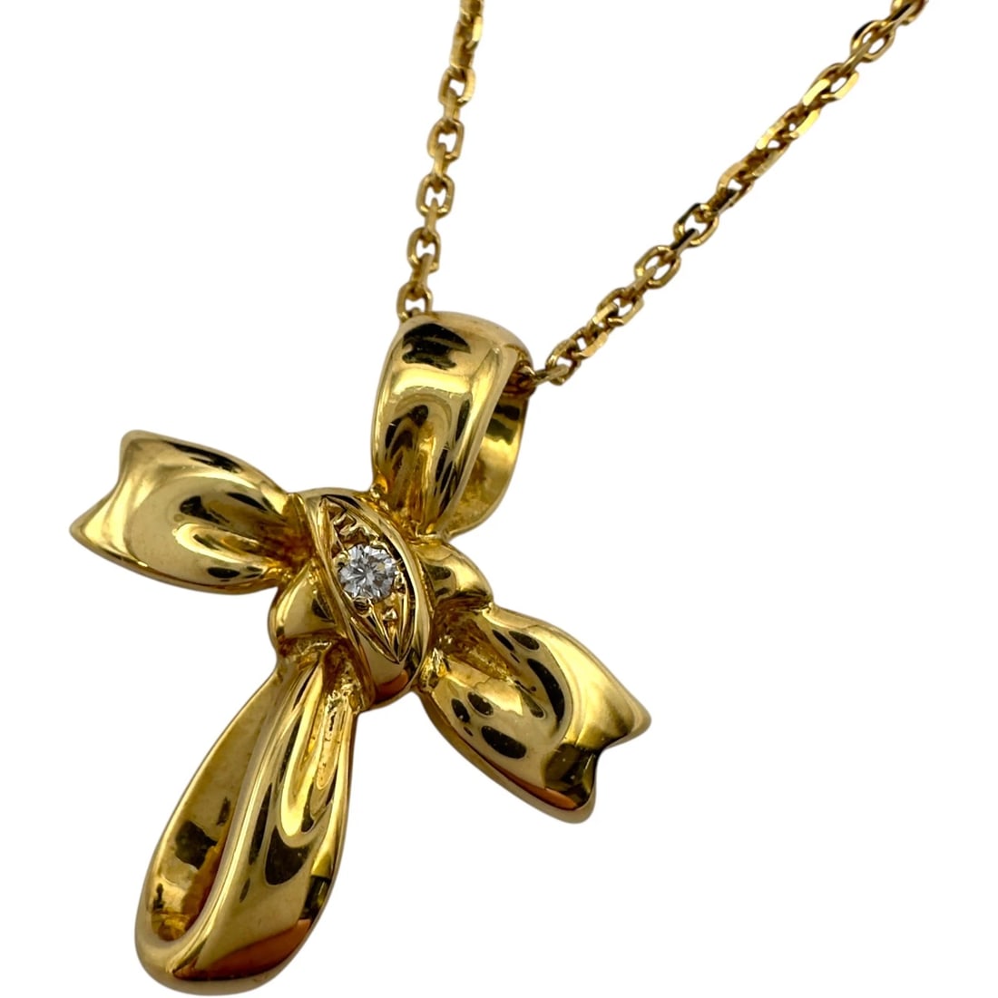 MIKIMOTO RIBBON NECKLACE GOLD 18K DIAMOND: Mikimoto Ribbon Necklace Gold 18K Diamond Brand: Mikimoto Type/Style: Necklace Material: K18, Color: gold Size: Height: approx. 19.7mm Width: approx. 15.1mm Chain length: approx. 39cm Accessories: