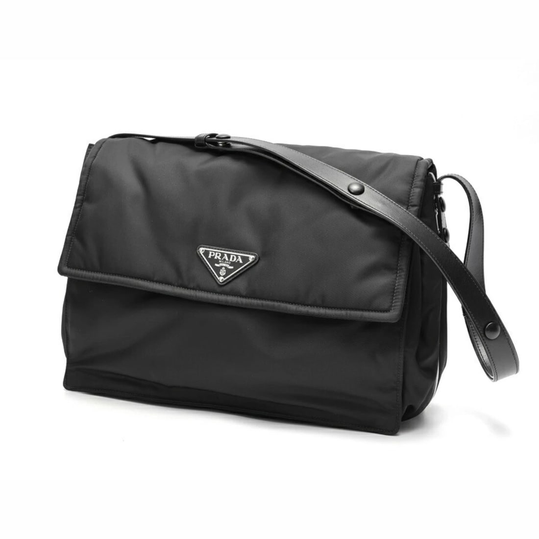PRADA RE-NYLON LARGE PADDED SHOULDER BAG NYLON LEATHER: PRADA Re-Nylon Large Padded Shoulder Bag Nylon Leather Brand: Prada Type/Style: Shoulder bag Material: Nylon Color: Black Size: (HxWxD) 28cm x 36cm x 14cm / 11.02'' x 14.17'' x 5.51'' Accessories: