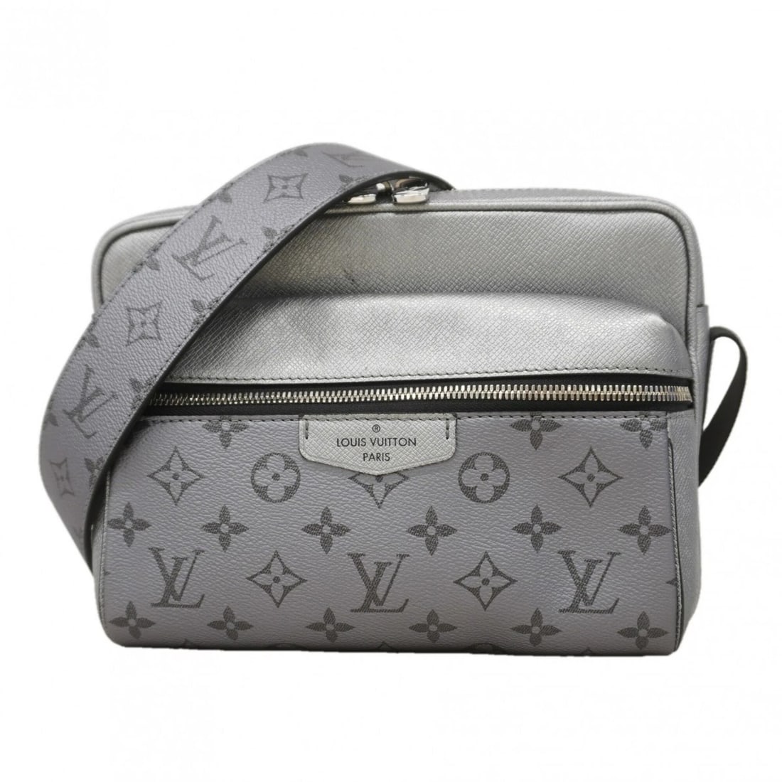 LOUIS VUITTON TAIGARAMA OUTDOOR SHOULDER BAG SILVER: Louis Vuitton Taigarama Outdoor Shoulder Bag Silver Brand: Louis Vuitton Type/Style: Shoulder bag Material: None Color: Silver Size: (HxWxD)19cm x 25.5cm x 9cm / 7.48'' x 10.03'' x 3.54'' Accessor