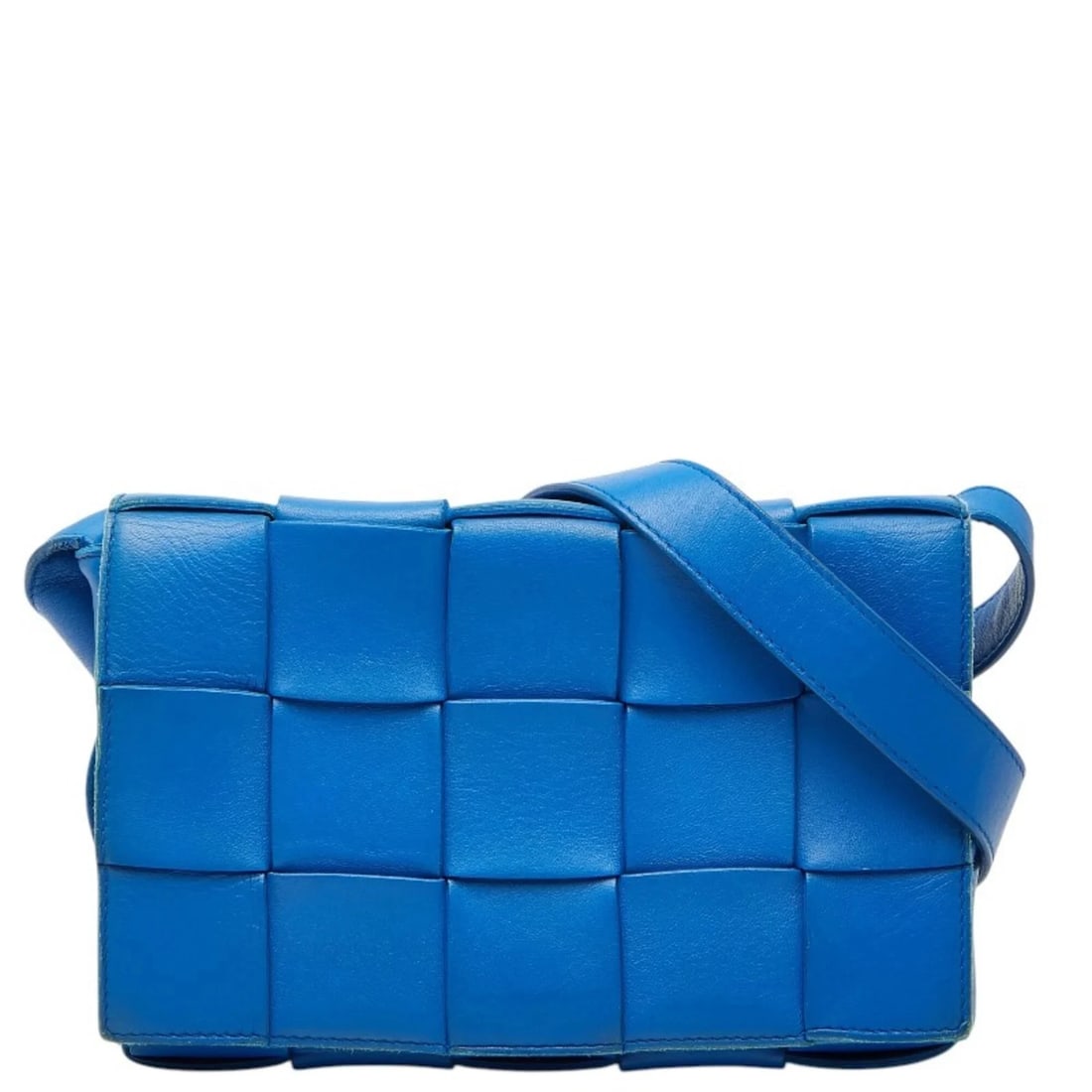 BOTTEGA VENETA MAXI INTRECCIATO CASSETTE MEDIUM CROSSBODY: Bottega Veneta Maxi Intrecciato Cassette Medium Crossbody Brand: Bottega Veneta Type/Style: Shoulder bag Material: Leather Color: Blue Size: (HxWxD)15cm x 23cm x 5.5cm / 5.9'' x 9.05'' x 2.16'' Ac