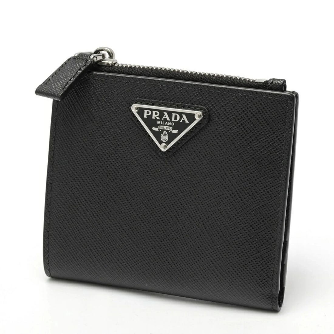 PRADA SAFFIANO TRIANGLE BIFOLD WALLET IN BLACK LEATHER: Prada Saffiano Triangle Bifold Wallet in Black Leather Brand: Prada Type/Style: Wallet Material: Saffiano triangle Color: Black Size: (HxWxD)9cm x 10cm / 3.54'' x 3.93'' Accessories: None