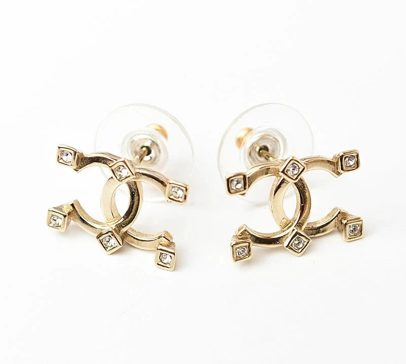 CHANEL CC MARK RHINESTONE GOLD METAL: CHANEL CC mark rhinestone gold Metal Brand: CHANEL Type/Style: Earrings Material: Metal/rhinestone, Color: Gold Size: Approx. W1.5?H1.1cm Accessories: None Accessories Notice: When purchas