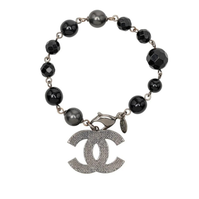 CHANEL BLACK PEARLS & BEADS BRACELET METAL SILVER CC LOGO CHARM: CHANEL Black Pearls & Beads Bracelet Metal Silver CC Logo Charm Brand: CHANEL Type/Style: Bracelet Material: Metal / Beads, Color: Silver / Black Size: Length: 19cmWidth: 1cm Accessories: None