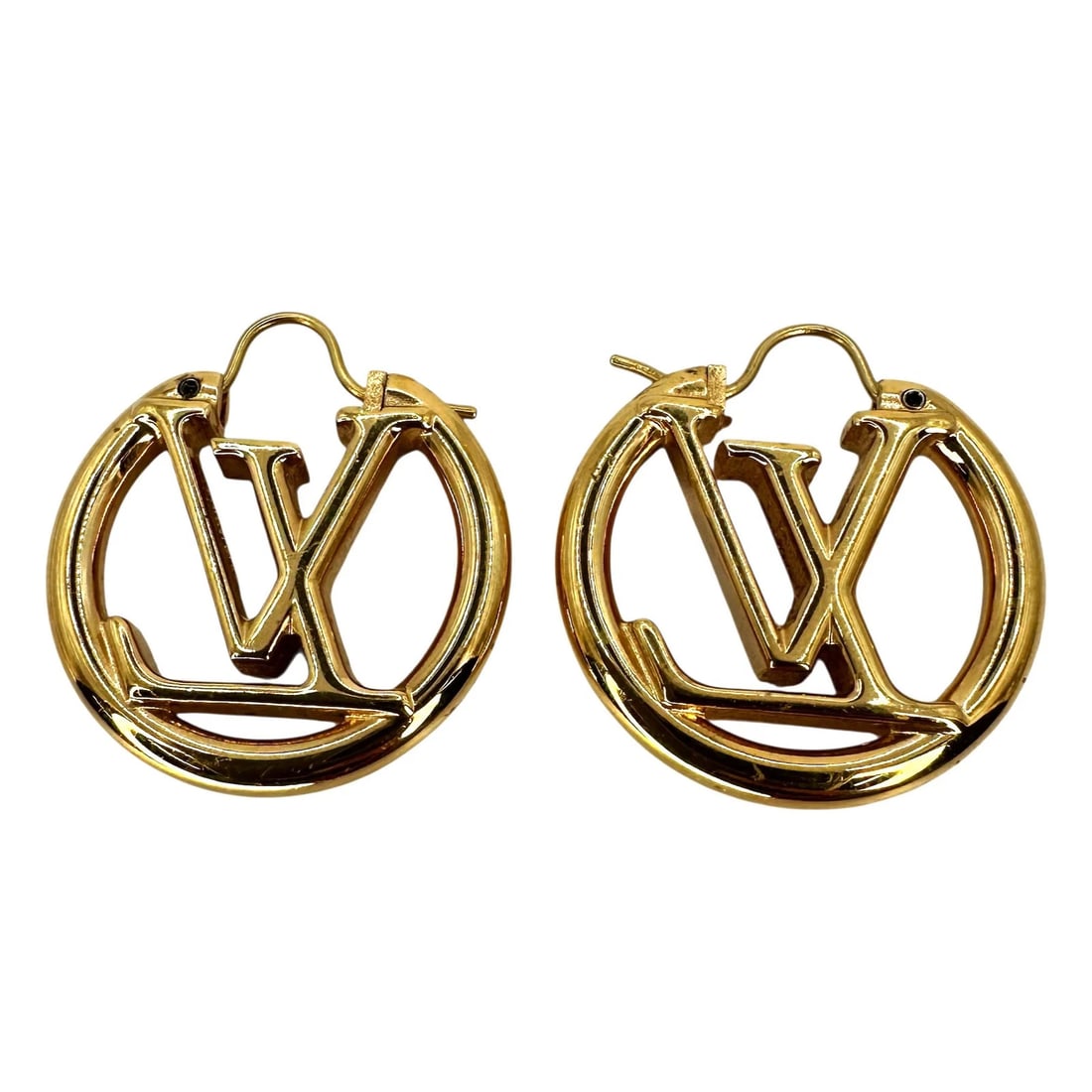 LOUIS VUITTON M00396 LOUISE BOUCLE D'OREILLE EARRINGS: LOUIS VUITTON M00396 Louise Boucle D'oreille Earrings Brand: Louis Vuitton Type/Style: Earrings Material: None, Color: gold Size: Hoop Diameter: Approx. 2.5cm Accessories: None Accessories