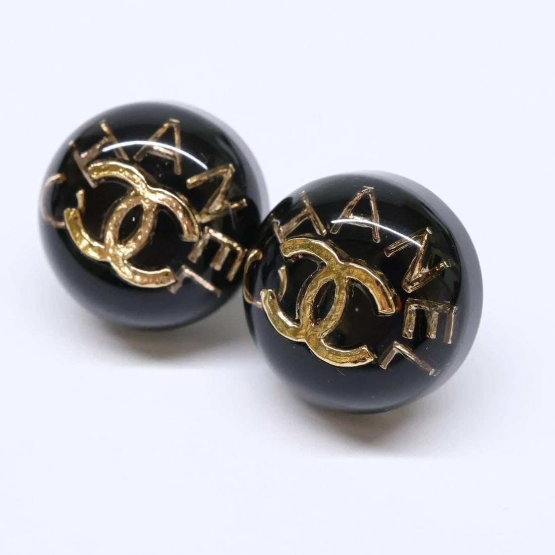 CHANEL COCO MARK RESIN / METAL EARRINGS BLACK / GOLD (1 of 2)