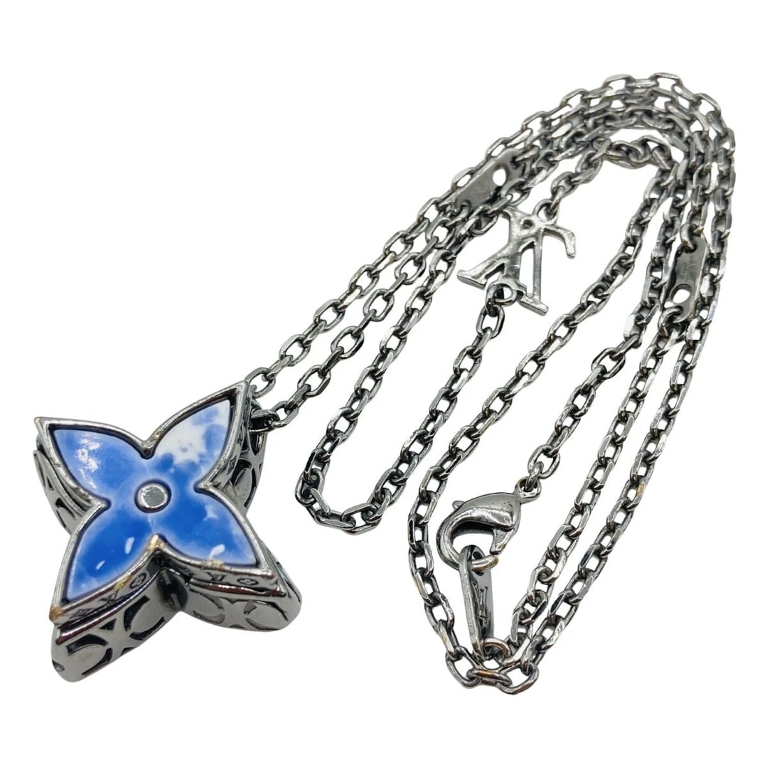 LOUIS VUITTON PENDANT FLOWER LOCKET NECKLACE: LOUIS VUITTON Pendant Flower Locket Necklace Brand: LOUIS VUITTON Type/Style: Necklace Material: none, Color: None Size: Pendant top size: 30mm x 30mm x 11mm Chain length: 54cm Accessories: None <