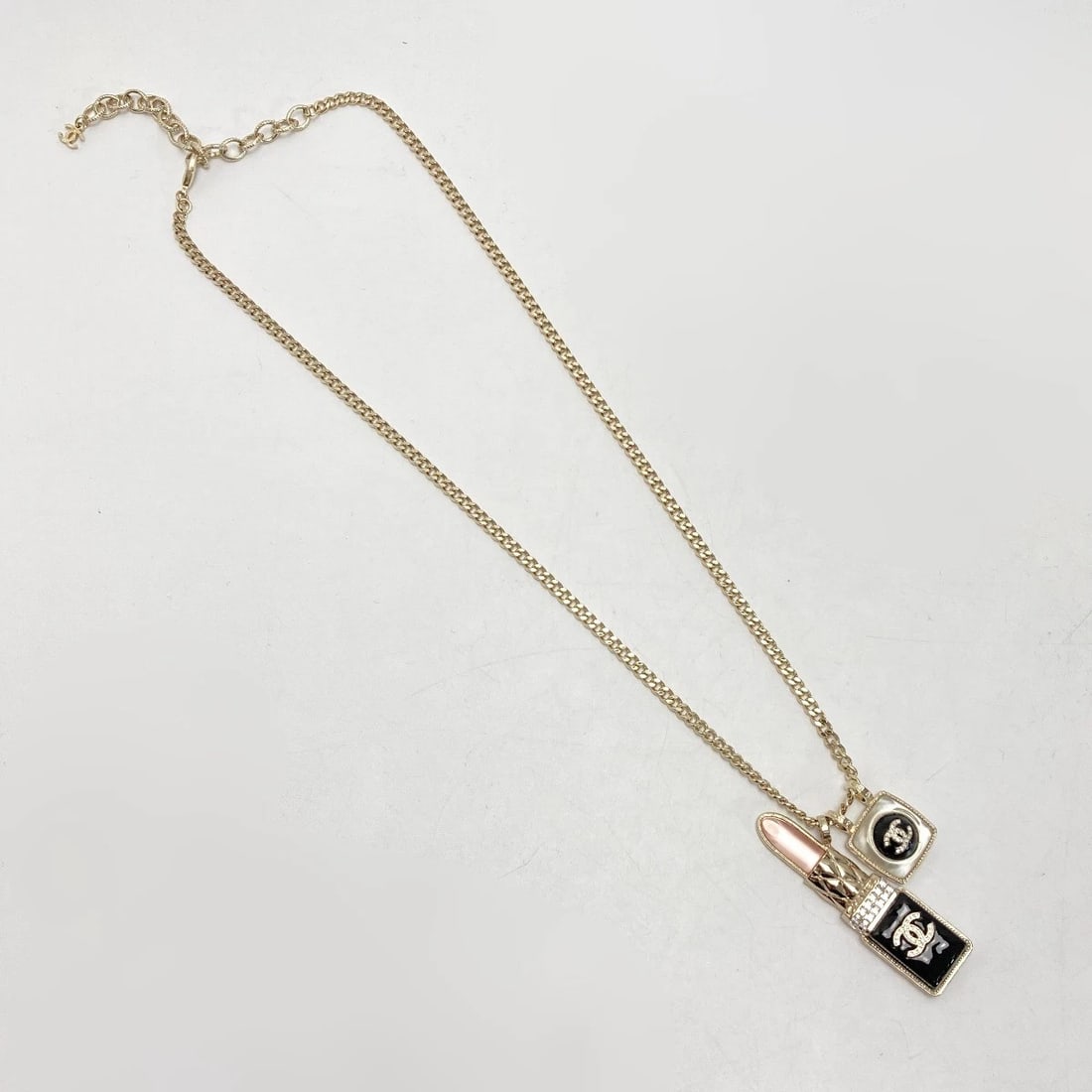 CHANEL COCO MARK LIP CHARM NECKLACE GOLD METAL RHINESTONE NECKLACE (1 of 6)