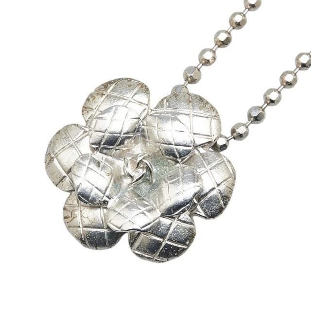 CHANEL NECKLACE CAMELLIA DESIGN METAL SILVER: Chanel Necklace Camellia Design Metal Silver Brand: Chanel Type/Style: Necklace Material: Metal, Color: SILVER Size: Total Length: 41.5cm Top: 33.1 x 33.1mm Accessories: None Accessories N