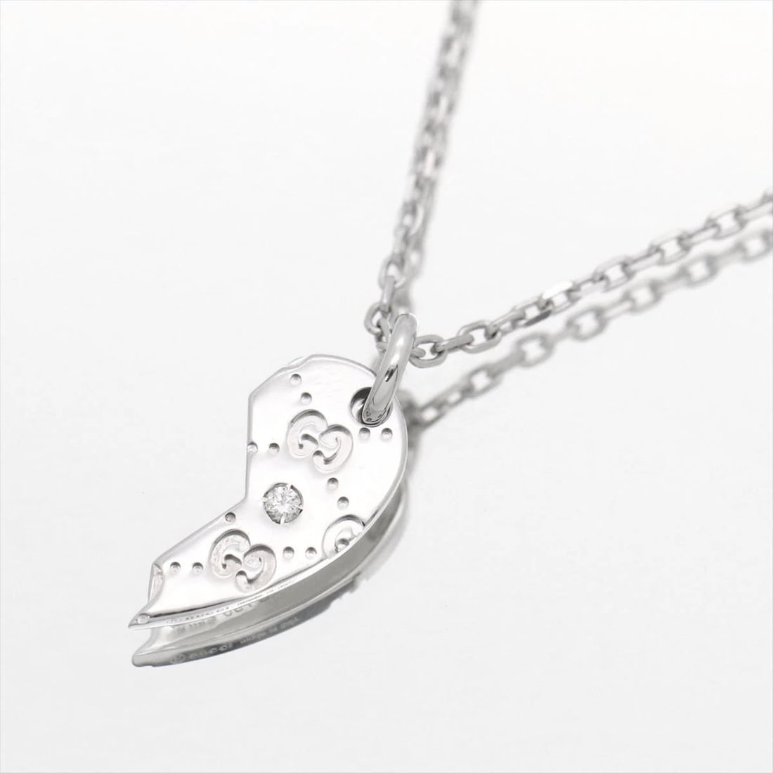 GUCCI NECKLACE PENDANT DIAMOND WHITE GOLD 18K K18WG: Gucci Necklace Pendant Diamond White Gold 18K K18WG Brand: Gucci Type/Style: Necklace Material: K18WG (white gold), Color: WHITE GOLD Size: Chain: 41.5cm or 45cm Top: W7mm x H14.5mm Accessories: N