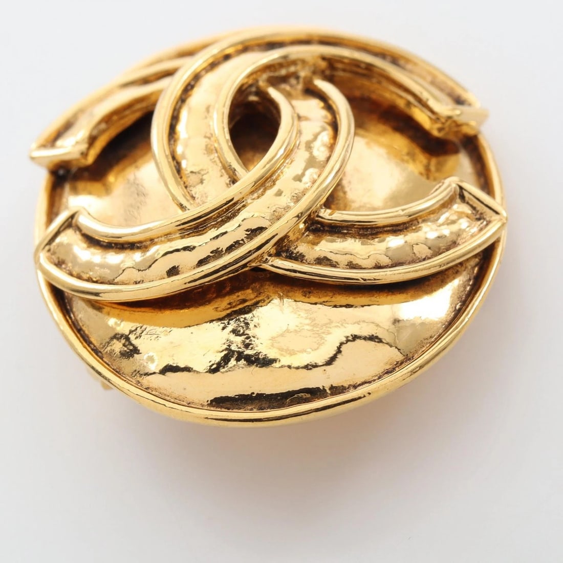 CHANEL BROOCH GOLD GP: CHANEL Brooch Gold GP Brand: CHANEL Type/Style: Brooch Material: GP (Gold Plated), Color: gold Size: Approx. 2.8cm (width) Approx. 3.2cm x 2.8cm Approx. 32mm x 28mm Accessories: None Acces