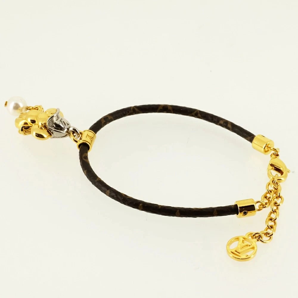 LOUIS VUITTON BRACELETBASKET MONOGRAM PEARL: Louis Vuitton BraceletBasket Monogram Pearl Brand: Louis Vuitton Type/Style: Bracelet Material: None, Color: Gold Size: Arm Circumference 15.5 cm~19 cm (Adjustable) Motif/W1.4cm x H2.4cm Accessori