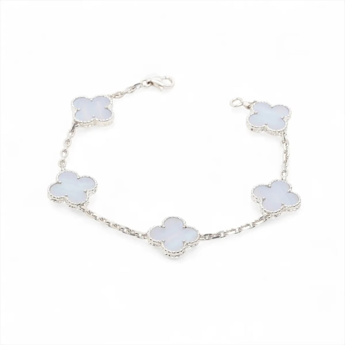 VAN CLEEF & ARPELS ALHAMBRA 5P CHALCEDONY BRACELET 750(WG): Van Cleef & Arpels Alhambra 5P Chalcedony Bracelet 750(WG) Brand: Van Cleef & Arpels Type/Style: Bracelet Material: 750(WG), Color: WG Size: (CM) Bracelet length:18.5 Accessories: None Accessories