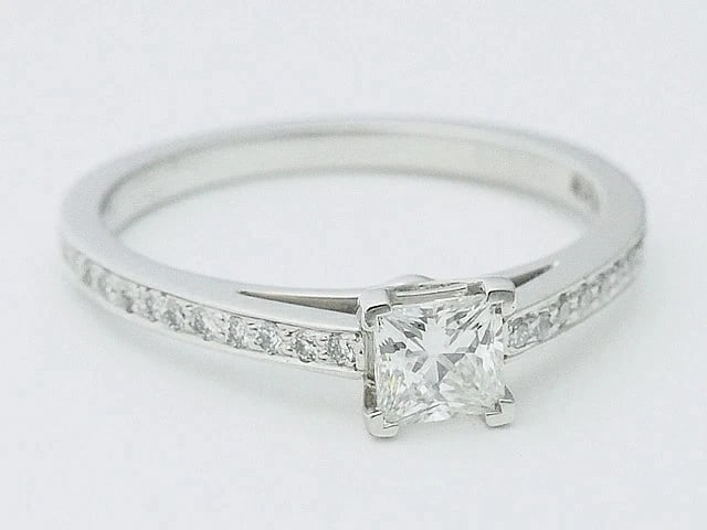 TIFFANY & CO. PLATINUM RING DIAMOND: Tiffany & Co. Platinum Ring Diamond Brand: Tiffany & Co. Type/Style: Ring Material: PT950, Color: PT Size: US 6.5 Accessories: None Accessories Notice: When purchasing pre-owned goods, please refer