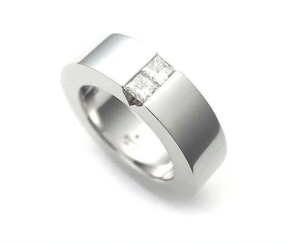 GUCCI DIAMOND RING K18WG: Gucci Diamond Ring K18WG Brand: Gucci Type/Style: Ring Material: K18WG, Main Stone/Creation Natural Color: WG Size: 6.75 - 7 US Accessories: None Accessories Notice: When purchasing pre-ow