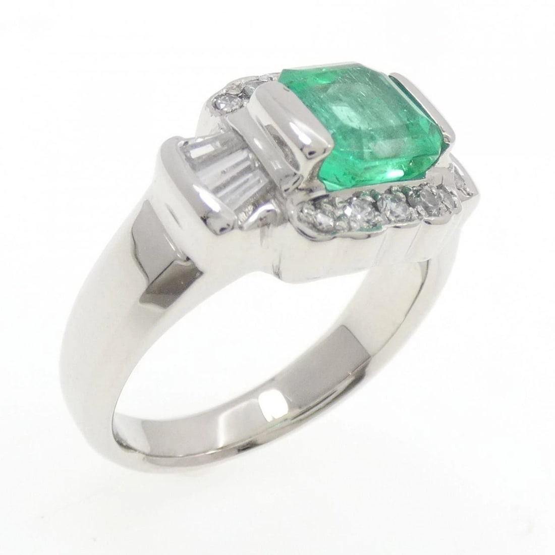 PT900 EMERALD RING: PT900 Emerald Ring Brand: Unbranded Type/Style: Emerald Ring Material: Platinum900, Main Stone/Creation Emerald Secondary Stone Diamond Color: Platinum Size: US 7 1/4 Accessories: None Accessories