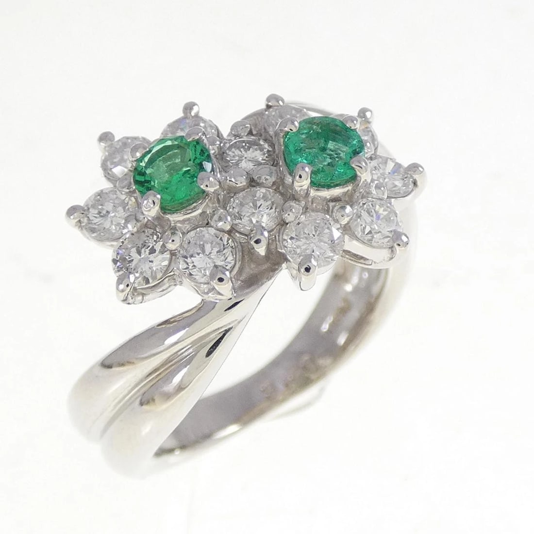 PT900 FLOWER EMERALD RING: PT900 Flower Emerald Ring Brand: Unbranded Type/Style: Emerald Ring Material: Platinum900, Main Stone/Creation Emerald Secondary Stone Diamond Color: Platinum Size: US 3 3/4 Accessories: None