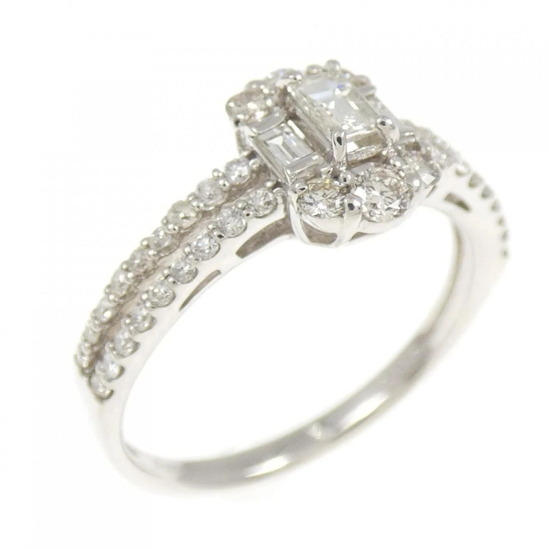 PT900 DIAMOND RING: PT900 Diamond Ring Brand: Unbranded Type/Style: Diamond Ring Material: Platinum900, Color: Platinum Size: US 5 3/4 Accessories: None Accessories Notice: When purchasing pre-owned goods, please refer