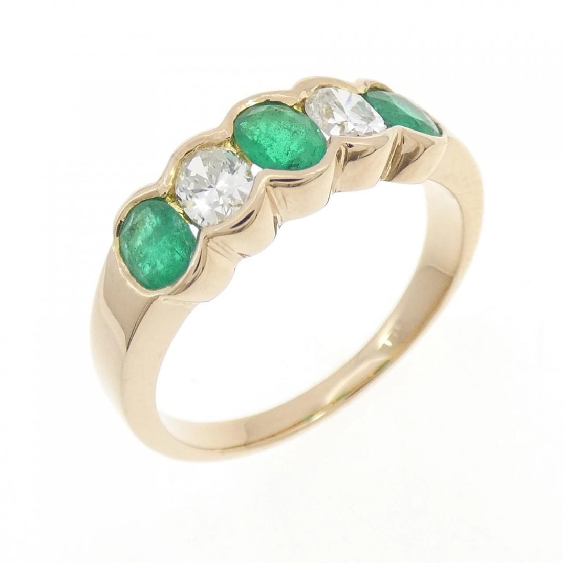 18K YELLOW GOLD EMERALD RING: 18K Yellow Gold Emerald Ring Brand: Unbranded Type/Style: Emerald Ring Material: 18K Yellow Gold, Main Stone/Creation EmeraldSecondary Stone diamond Color: Yellow Gold Size: US 5 3/4 Accessories: