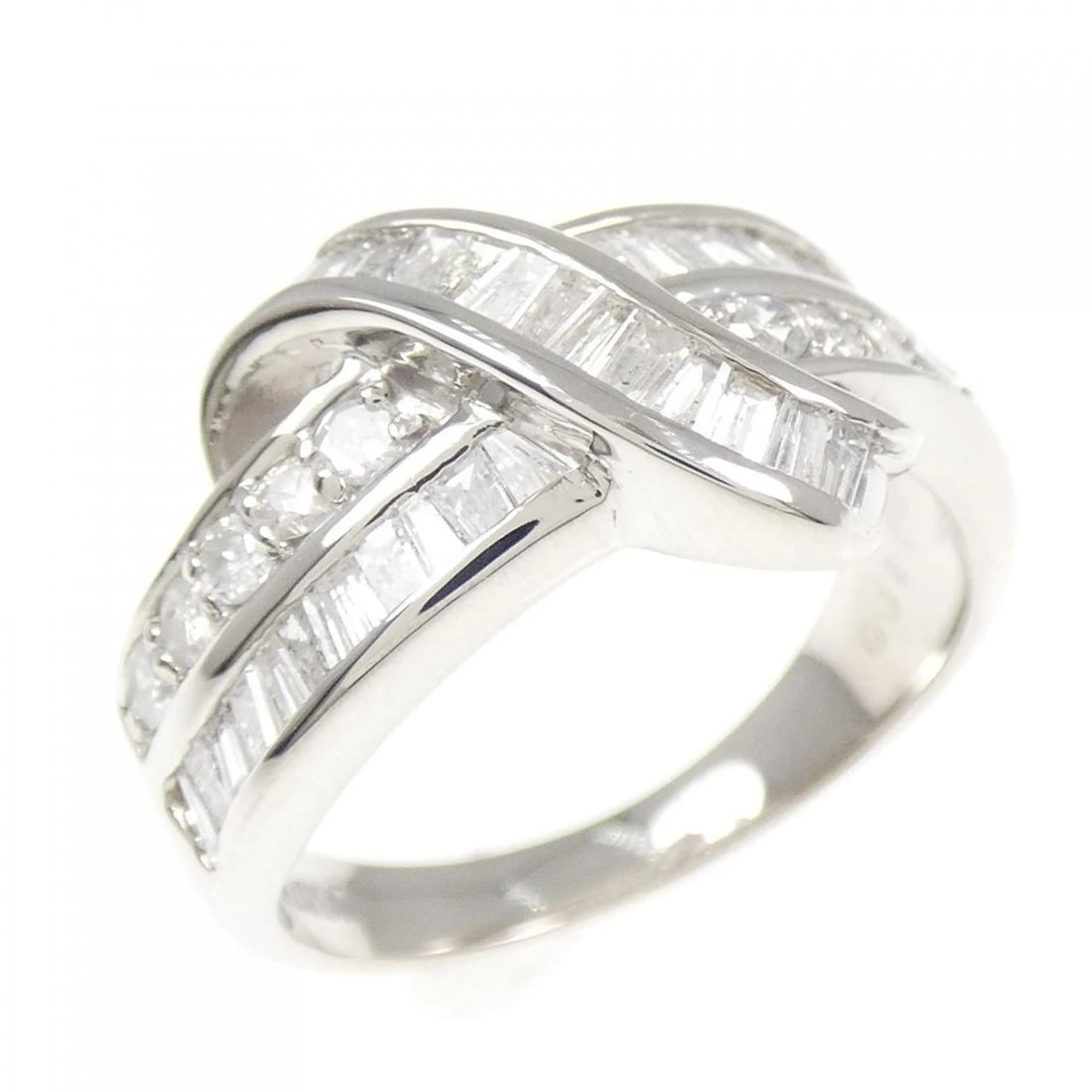 PT900 DIAMOND RING: PT900 Diamond Ring Brand: Unbranded Type/Style: Diamond Ring Material: Platinum900, Color: Platinum Size: US 6 1/4 Accessories: None Accessories Notice: When purchasing pre-owned goods, pl