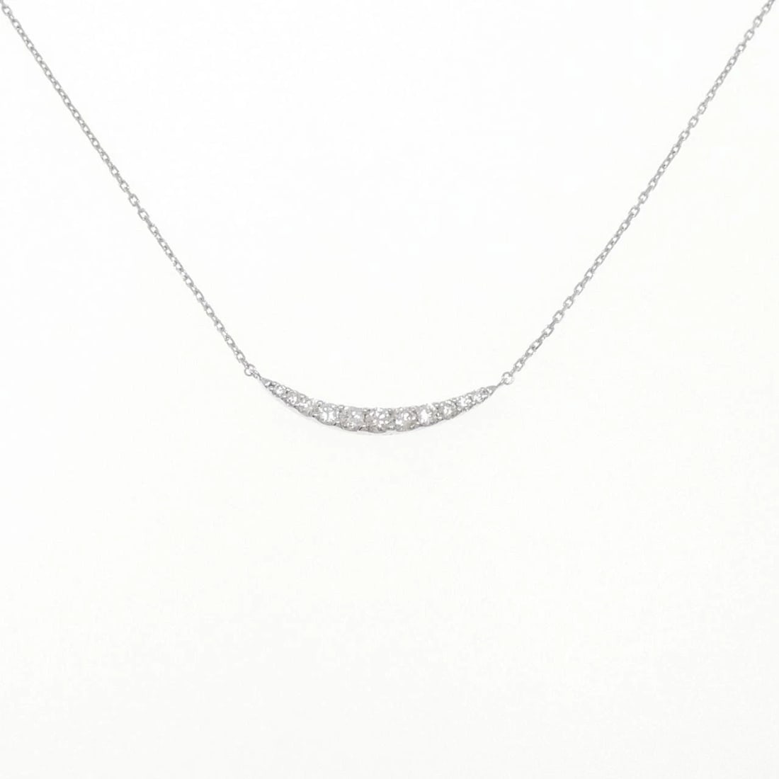 K18WG DIAMOND NECKLACE: K18WG Diamond Necklace Brand: Unbranded Type/Style: Diamond Necklace Material: K18WG, Color: White gold Size: 46cmActual Size Pendant length approx. x width approx.: 3.0mmx25.8mm Chain maximum width