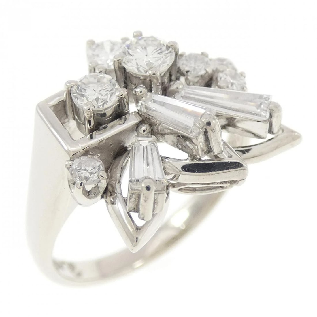 PT900 DIAMOND RING: PT900 Diamond Ring Brand: Unbranded Type/Style: Diamond Ring Material: Platinum900, Color: Platinum Size: US 5 1/2 Accessories: None Accessories Notice: When purchasing pre-owned goods, please refer