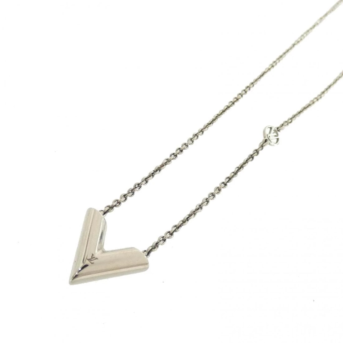 LOUIS VUITTON ESSENTIAL V NECKLACE (1 of 3)