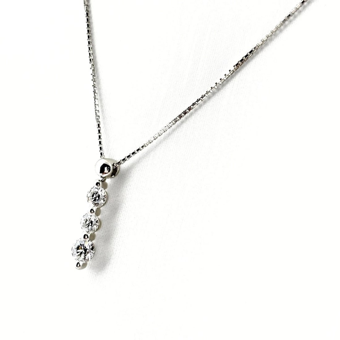 MELEE DIAMOND DESIGN NECKLACE PLATINUM PENDANT NECKLACE: melee diamond design necklace Platinum Pendant Necklace Brand: Unbranded Type/Style: Necklace Material: Pt900 Pt850, Color: PT Size: Chain / code 40cm(15.7") Pendant size 18.0?3.3mm(0.7") Accessor