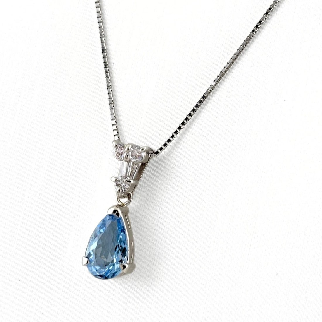 AQUAMARINE DESIGN NECKLACE PLATINUM PENDANT: Aquamarine Design Necklace Platinum Pendant Brand: Unbranded Type/Style: Necklace Material: Pt900, Main Stone Aquamarine Color: PT Size: Chain / code 45cm(17.7") Pendant size 19.3?6.8mm(0.8") Acce