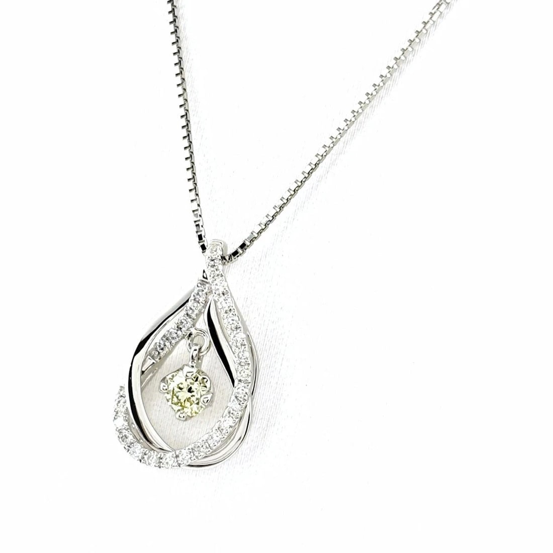 MELEE DIAMOND DESIGN NECKLACE PLATINUM PENDANT: melee diamond design necklace Platinum Pendant Brand: Unbranded Type/Style: Necklace Material: Pt900, Color: PT Size: Chain / code 45cm(17.7") Pendant size 17.9?10.8mm(0.7") Accessories: None