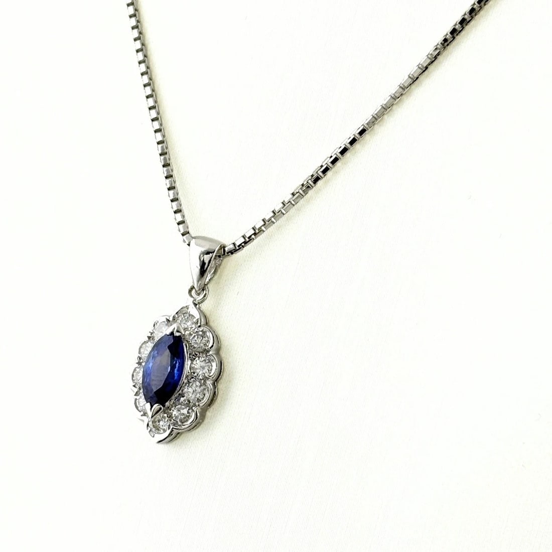 SAPPHIRE DESIGN NECKLACE PLATINUM: Sapphire design necklace Platinum Brand: Unbranded Type/Style: Necklace Material: Pt900, Main Stone Sapphire Color: PT Size: Chain / code 40.5cm(15.9") Total length of the pendant head including a bai