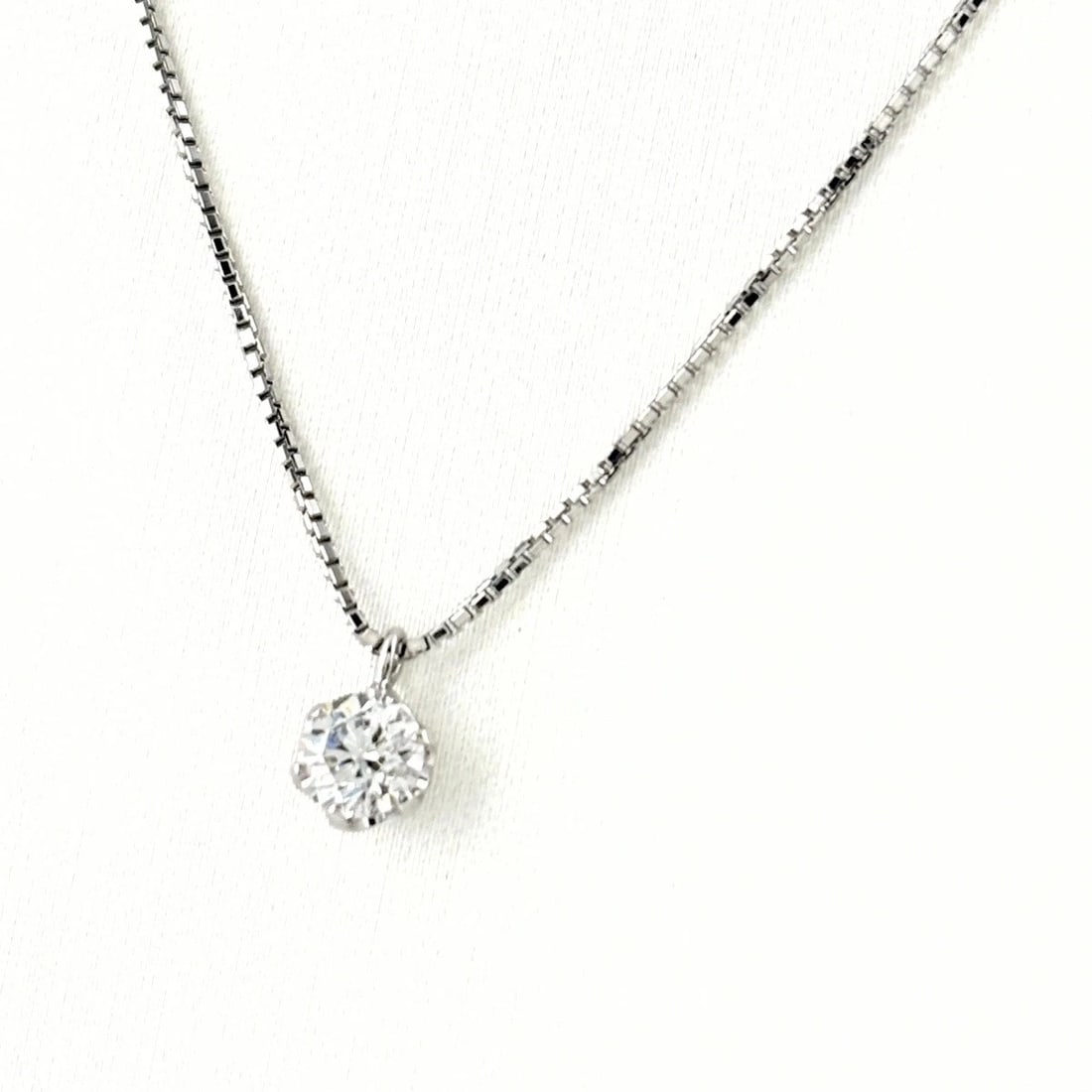 DIAMOND DESIGN NECKLACE PLATINUM PENDANT: Diamond design necklace Platinum Pendant Brand: Unbranded Type/Style: Necklace Material: Pt900, Color: PT Size: Chain / code 45cm(17.7") Pendant size 7.2?4.7mm(0.3") Accessories: None Acce