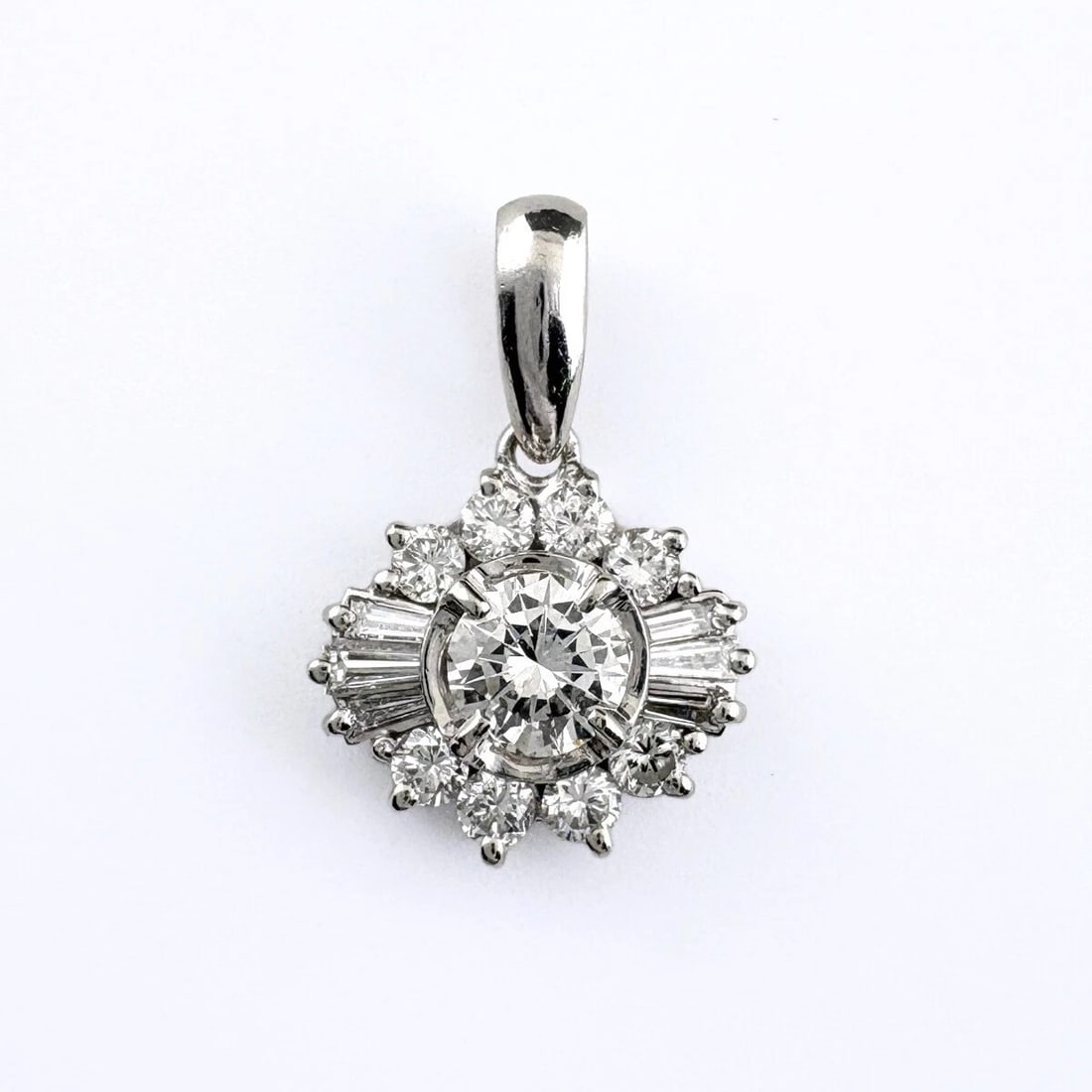 DIAMOND DESIGN PENDANT HEAD: Diamond Design Pendant Head Brand: Unbranded Type/Style: Pendant Head Material: Pt900, Color: PT Size: Total length of the pendant head including a bail 17.5?11.4mm(0.7") Inside diameter of the bail 4