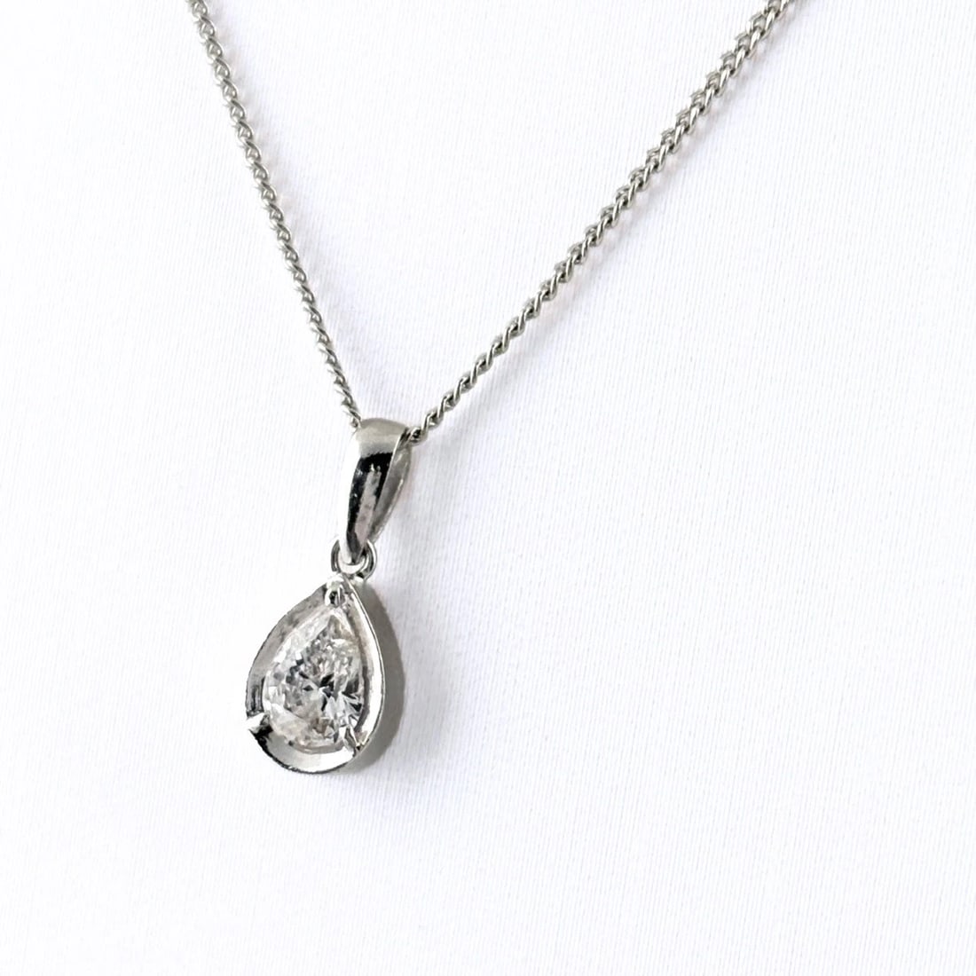 DIAMOND DESIGN NECKLACE PLATINUM PENDANT NECKLACE: Diamond design necklace Platinum Pendant Necklace Brand: Unbranded Type/Style: Necklace Material: Pt900, Color: PT Size: Chain / code 42cm(16.5") Total length of the pendant head including a bail 13.9